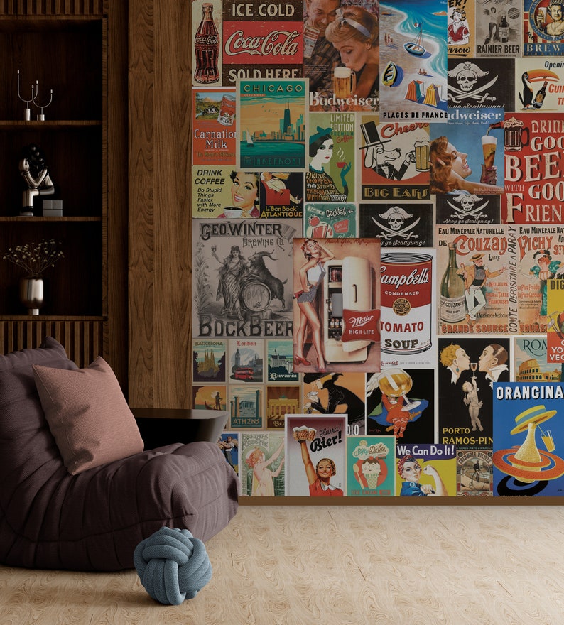 Puede incluir: Un collage de anuncios publicitarios vintage con varias marcas y productos, incluyendo Coca-Cola, Budweiser, Rainier Beer y la sopa Campbell's. Los anuncios se muestran en una pared con un fondo de paneles de madera.