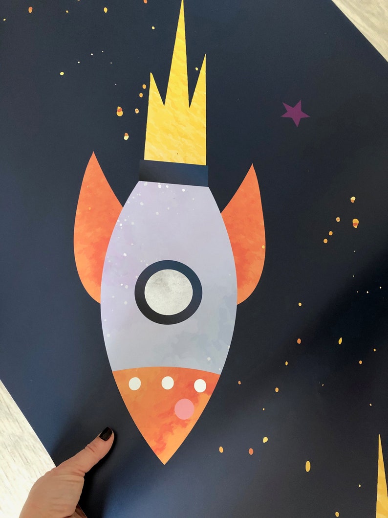 Pode incluir: Um foguete roxo e laranja com uma chama amarela em um fundo azul escuro com estrelas douradas e brancas.