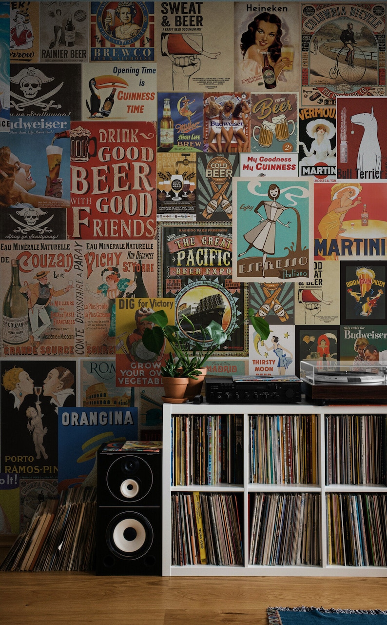 Puede incluir: Una estanter&iacute;a blanca con seis estantes llenos de discos de vinilo. La estanter&iacute;a est&aacute; delante de una pared cubierta de anuncios vintage de cerveza. Los anuncios presentan im&aacute;genes de personas bebiendo cerveza, as&iacute; como texto que promociona diferentes marcas de cerveza.