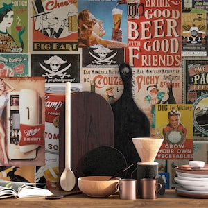 Puede incluir: Una encimera de cocina r&uacute;stica con carteles vintage, una tabla de cortar de madera, una cuchara de madera, un taz&oacute;n de madera, un filtro de caf&eacute; y un juego de platos blancos. Los carteles presentan varios dise&ntilde;os, incluyendo un anuncio de cerveza, una calavera de pirata y una mujer con un vestido rojo.
