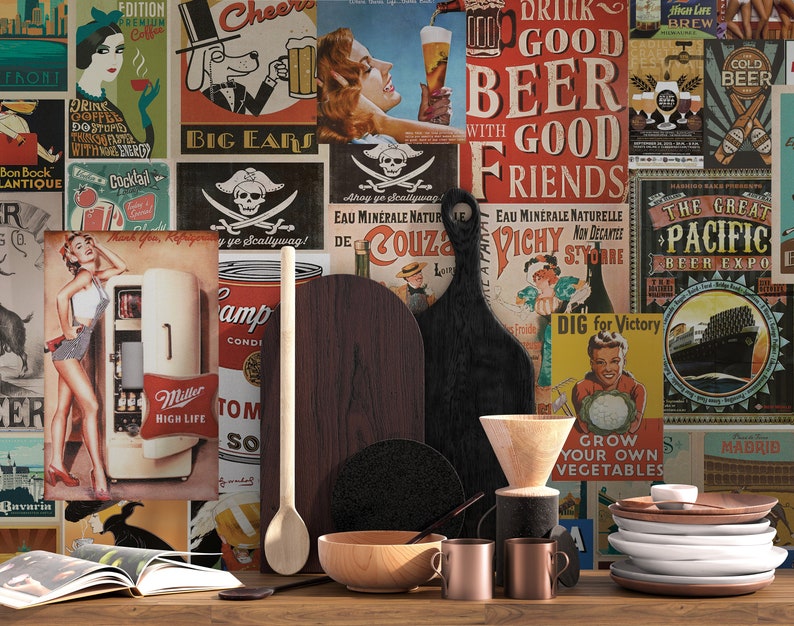 Puede incluir: Una encimera de cocina r&uacute;stica con carteles vintage, una tabla de cortar de madera, una cuchara de madera, un taz&oacute;n de madera, un filtro de caf&eacute; y un juego de platos blancos. Los carteles presentan varios dise&ntilde;os, incluyendo un anuncio de cerveza, una calavera de pirata y una mujer con un vestido rojo.