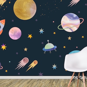 Pode incluir: Um fundo azul escuro com tema espacial. H&aacute; planetas, estrelas, cometas, um foguete e um disco voador. O fundo &eacute; decorado com glitter dourado.