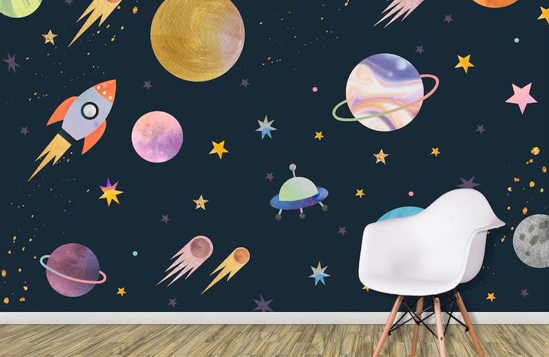 Pode incluir: Um fundo azul escuro com tema espacial. H&aacute; planetas, estrelas, cometas, um foguete e um disco voador. O fundo &eacute; decorado com glitter dourado.