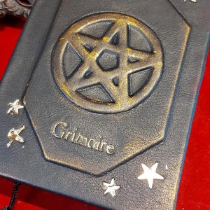 Grimorio o libro de hechizos de brujas de cuero negro imagen 6