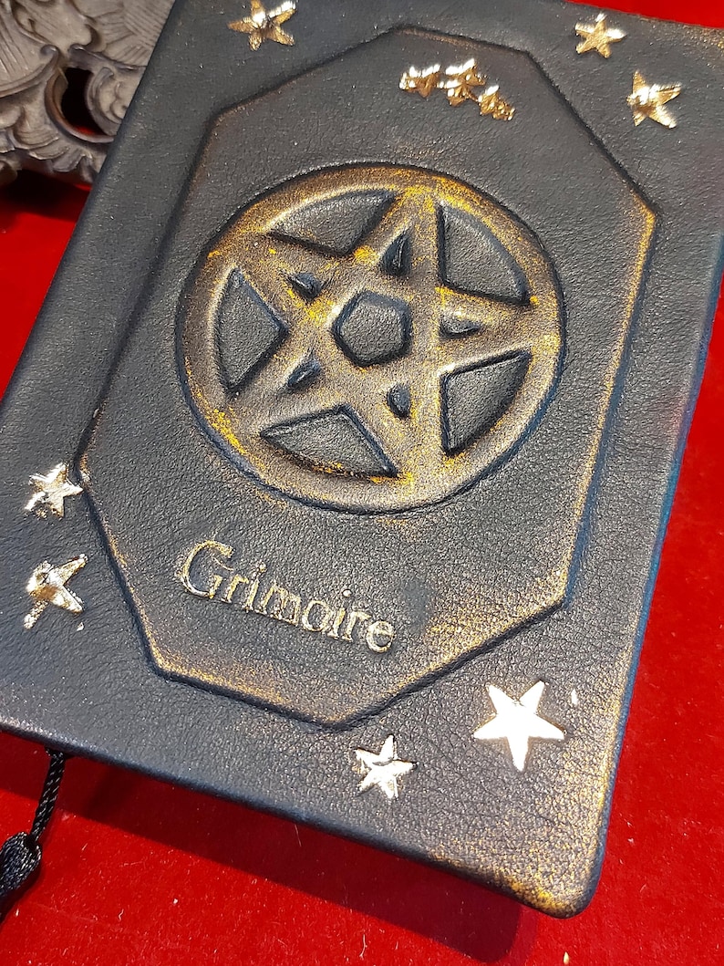 Grimorio o libro de hechizos de brujas de cuero negro imagen 6