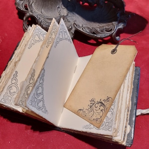 Mini libro de hechizos de cuero negro con oro / Libro de las Sombras / Regalo de bruja imagen 12