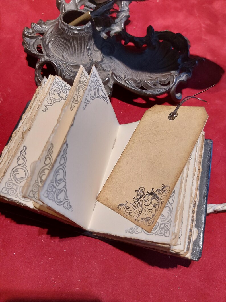 Mini libro de hechizos de cuero negro con oro / Libro de las Sombras / Regalo de bruja imagen 12