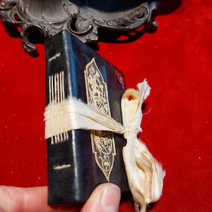 Mini libro de hechizos de cuero negro con oro / Libro de las Sombras / Regalo de bruja imagen 16