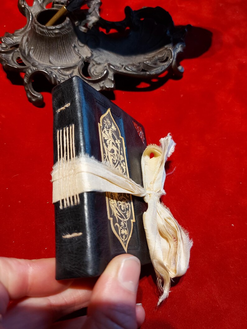 Mini libro de hechizos de cuero negro con oro / Libro de las Sombras / Regalo de bruja imagen 16