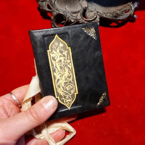 Mini libro de hechizos de cuero negro con oro / Libro de las Sombras / Regalo de bruja imagen 15