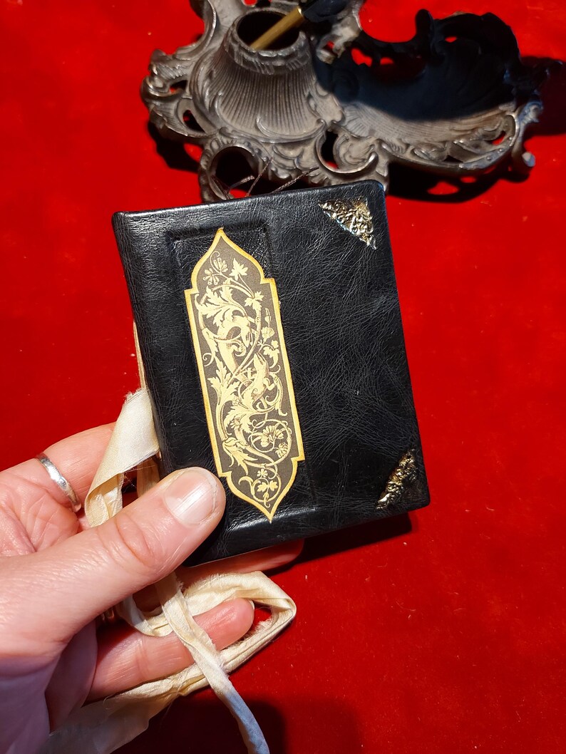 Mini libro de hechizos de cuero negro con oro / Libro de las Sombras / Regalo de bruja imagen 15