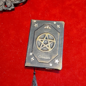 Grimorio o libro de hechizos de brujas de cuero negro imagen 1
