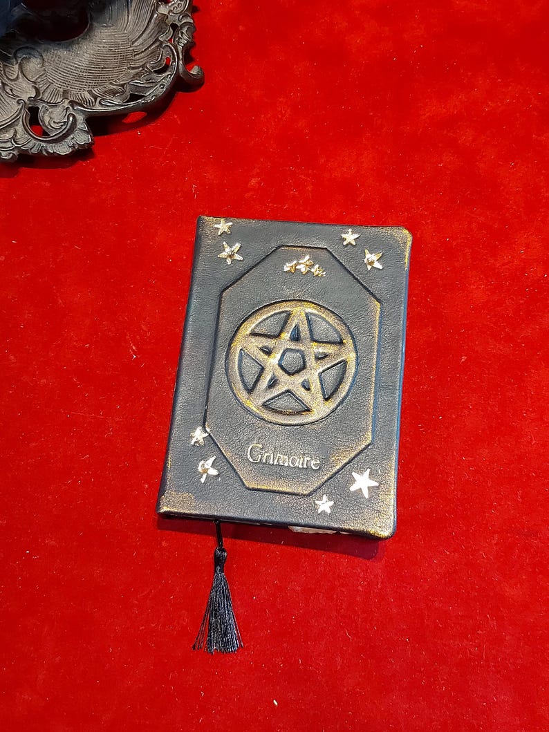 Grimorio o libro de hechizos de brujas de cuero negro imagen 1