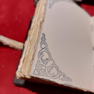 Mini libro de hechizos de cuero negro con oro / Libro de las Sombras / Regalo de bruja imagen 14