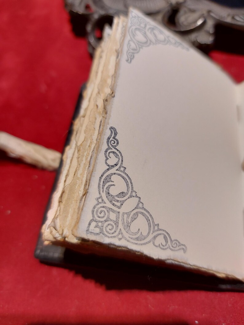 Mini libro de hechizos de cuero negro con oro / Libro de las Sombras / Regalo de bruja imagen 14