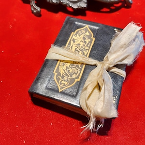 Mini libro de hechizos de cuero negro con oro / Libro de las Sombras / Regalo de bruja imagen 1