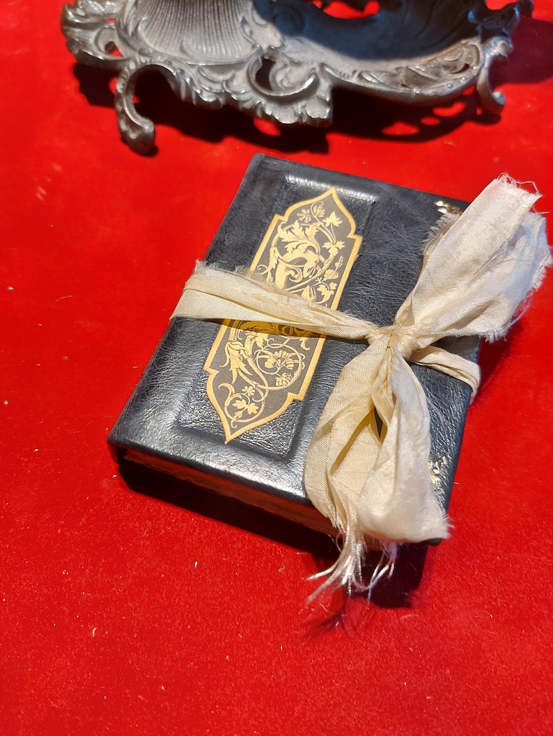 Mini libro de hechizos de cuero negro con oro / Libro de las Sombras / Regalo de bruja imagen 1