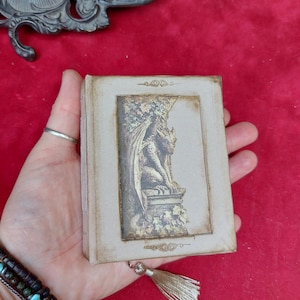 Minilibro de dragones. Regalo ideal para amantes del terror, las brujas o Halloween.