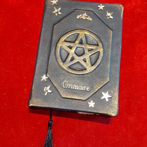 Grimorio o libro de hechizos de brujas de cuero negro imagen 5