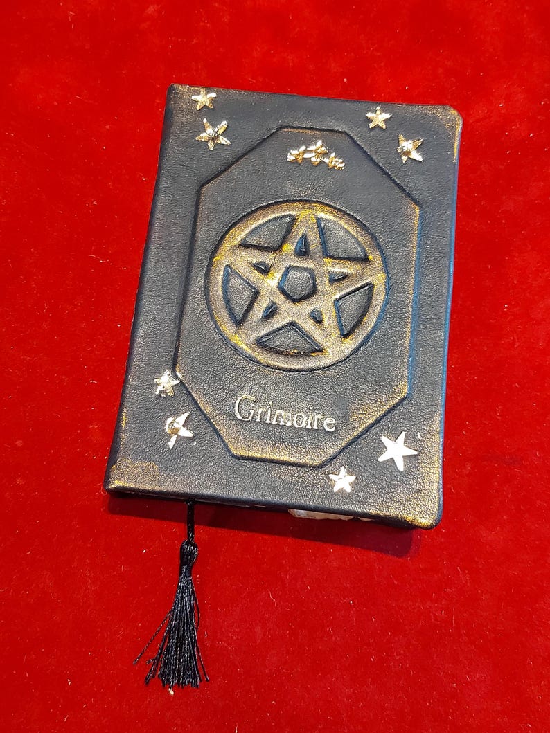 Grimorio o libro de hechizos de brujas de cuero negro imagen 5