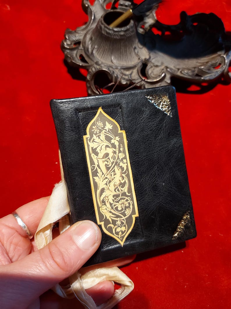 Mini libro de hechizos de cuero negro con oro / Libro de las Sombras / Regalo de bruja imagen 2