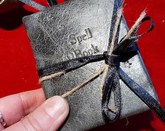 Minilibro de hechizos de cuero negro. Grimorio, Libro de las Sombras o regalo de bruja.