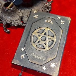 Grimorio o libro de hechizos de brujas de cuero negro imagen 19
