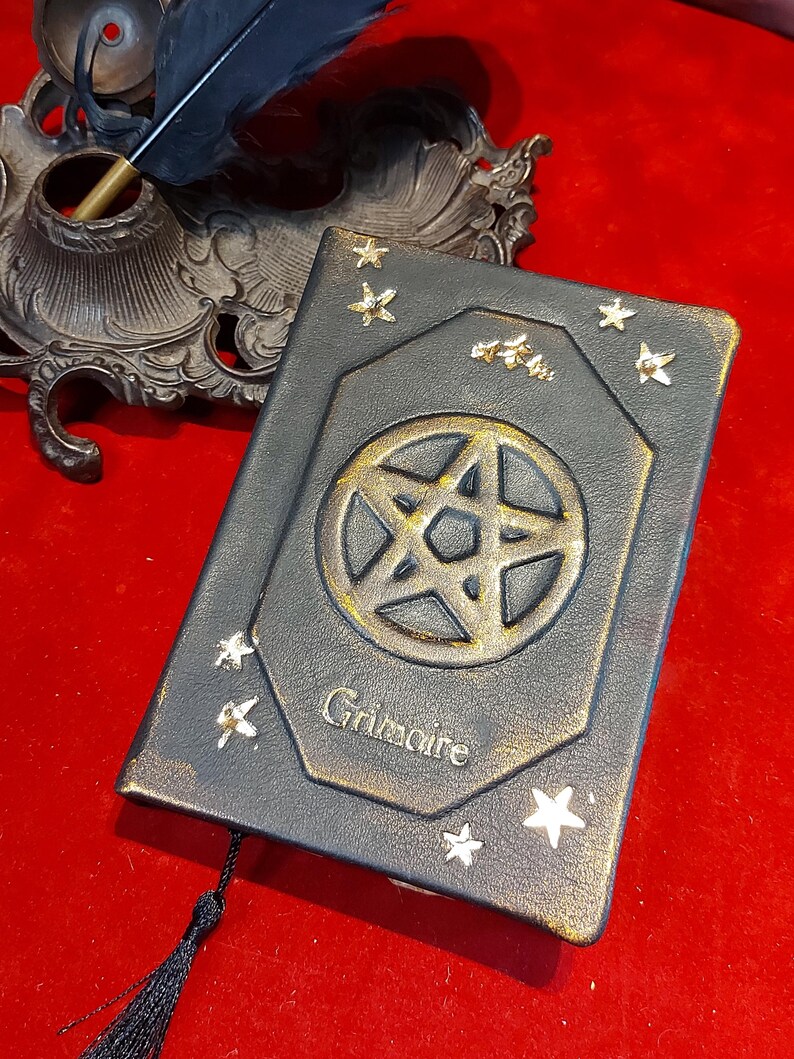 Grimorio o libro de hechizos de brujas de cuero negro imagen 19