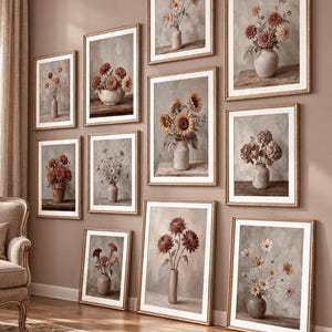 Könnte beinhalten: Eine Galeriewand mit zehn gerahmten Kunstdrucken verschiedener Blumenstillleben. Jeder Druck zeigt Blumen in Vasen in gedeckten, erdigen Farbtönen vor neutralem Hintergrund, eingefasst in schmale, goldfarbene Rahmen.