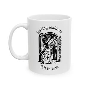 Opuszczając rzeczywistość, aby się zakochać kubek Bookish Romance Coffee Cup, prezent dla czytelnika dla kobiet, kubek Fantasy Romance, literacki cytat miłosny