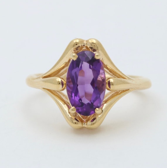 Vintage Oval Cut Amethyst and 14K Gold Ring - image 1