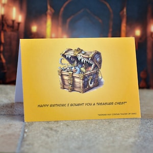 Tarjeta de felicitación/cumpleaños con cofre mímico de Dungeons and Dragons.