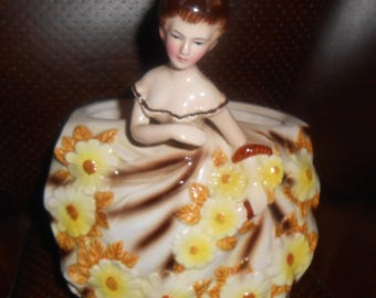 Maceta vintage Rubens Lady con margaritas