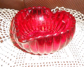Plato acanalado con forma de corazón de cristal rojo rubí de Fenton