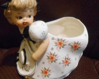 Niña con gorro vintage de Royal Sealy con zapatos dorados