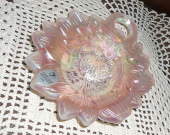 Plato decorativo Fenton Glass con diseño de rosa repollo iridiscente