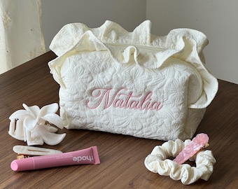 Neceser acolchado personalizado, estuche de cosméticos con nombre personalizado y volante, neceser de viaje bordado, regalo para ella.