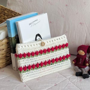 Funda de libro de crochet con tulipán hecha a mano, protector de libros, estuche de crochet personalizado, regalo perfecto para amantes de los libros.