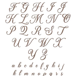 Puede incluir: Un alfabeto completo en una fuente de escritura marr&oacute;n y elegante, tanto may&uacute;sculas como min&uacute;sculas, se muestra sobre un fondo blanco. Las letras est&aacute;n estilizadas con curvas y florituras elegantes, adecuadas para invitaciones o proyectos decorativos.