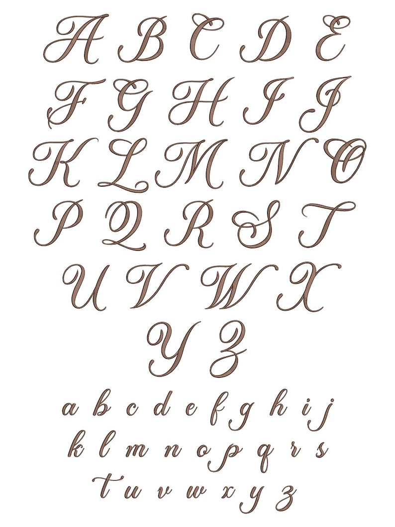 Puede incluir: Un alfabeto completo en una fuente de escritura marr&oacute;n y elegante, tanto may&uacute;sculas como min&uacute;sculas, se muestra sobre un fondo blanco. Las letras est&aacute;n estilizadas con curvas y florituras elegantes, adecuadas para invitaciones o proyectos decorativos.