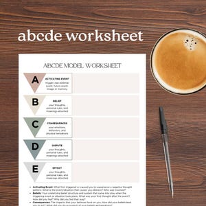 Könnte beinhalten: Ein Arbeitsblatt mit dem Titel "ABCDE Model Worksheet" mit Abschnitten für auslösendes Ereignis, Überzeugung, Konsequenzen, Streit und Wirkung. Ein Stift und eine Tasse Kaffee liegen auf einer Holzoberfläche.