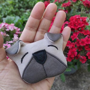 Stoffmopsbrosche, originelle Accessoires, Geschenkidee, originelle Geschenke, Geschenkideen für Mädchen, handgefertigte Brosche,