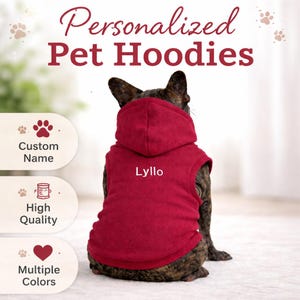 Könnte beinhalten: Ein Hund trägt einen personalisierten roten Kapuzenpullover für Haustiere mit dem Namen "Lyllo" in Weiß. Der Kapuzenpullover hat eine Kapuze und ist ärmellos. Das Bild enthält den Text "Personalized Pet Hoodies", "Custom Name", "High Quality" und "Multiple Colors".