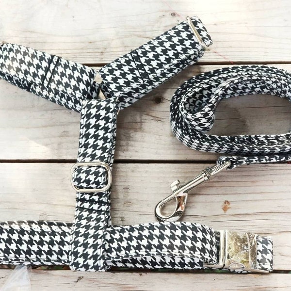 Set Halsband, tuigje, zwart/witte riem, pied-de-poule. Zwart-witte hondenhalsband, stoffen tuigje van Franse bulldog