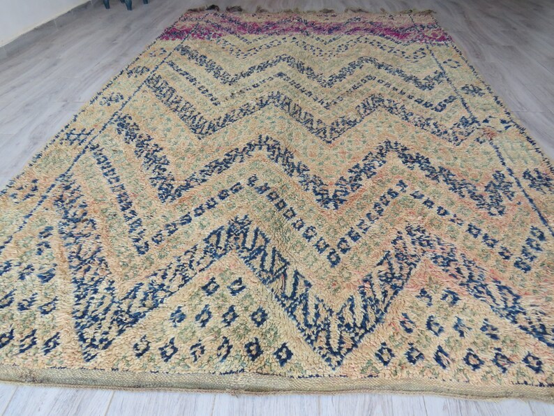 amoroccan rug vintage, luxurious soft rug teppich, classic Design prestigious Moroccan Berber old image 4