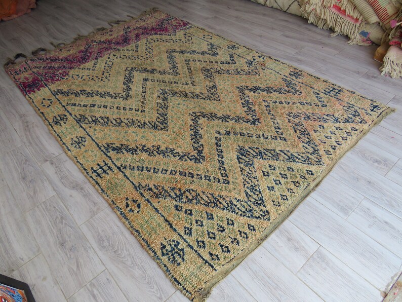 amoroccan rug vintage, luxurious soft rug teppich, classic Design prestigious Moroccan Berber old image 10