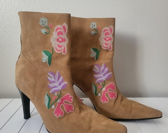 Y2K Floral Embroidered Tan Suede High Heel Calf Boots Size 6 1/2B Spiegel Brand