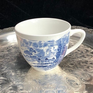 MCM vintage tea cup made in England by Wedgwood & Co LTD In the Count Rydside motif
