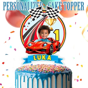 Puede incluir: Un topper de pastel personalizado con un coche de carreras rojo sobre un fondo de bandera a cuadros. El topper incluye una foto de un niño en el asiento del conductor y el nombre "LUKA" en una pancarta azul. El topper de pastel es perfecto para una fiesta de primer cumpleaños.