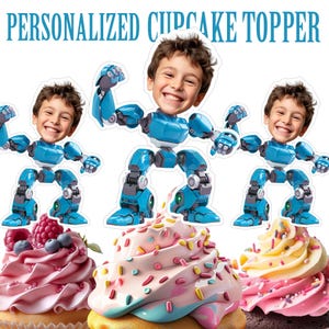 Puede incluir: Toppers de cupcake personalizados con la cara de un niño integrada en un diseño de robot azul. La imagen incluye varios adornos y cupcakes con glaseado y chispas de colores. El texto en la parte superior dice "PERSONALIZED CUPCAKE TOPPER."